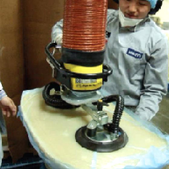 真空管吸吊機-橡膠塊搬運